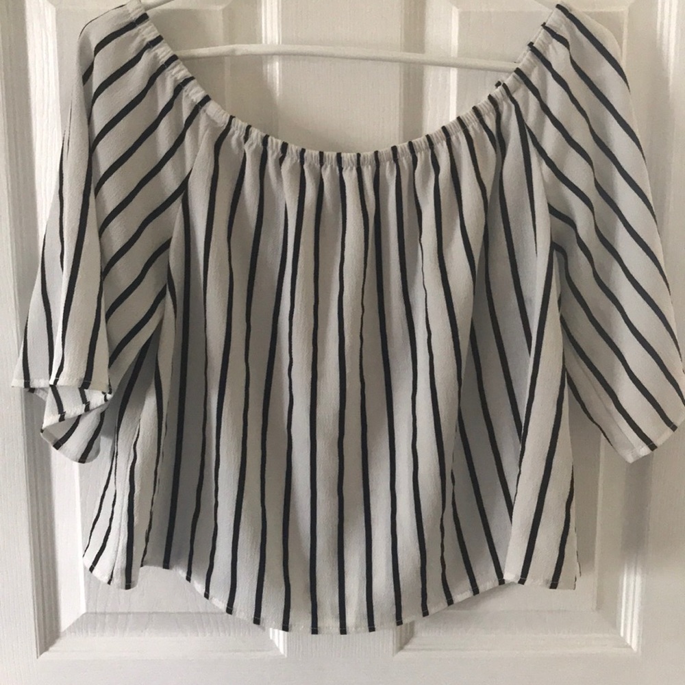 Dressy short sleeve crop top. White -black stripes